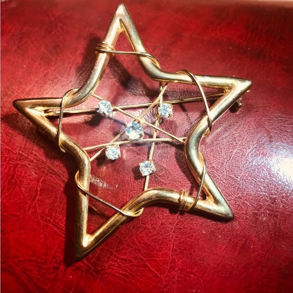 Vintage Seasonal GoldTone Brooch Star with Rhinestones for Sparkle and Shine! - Picture 4 of 6